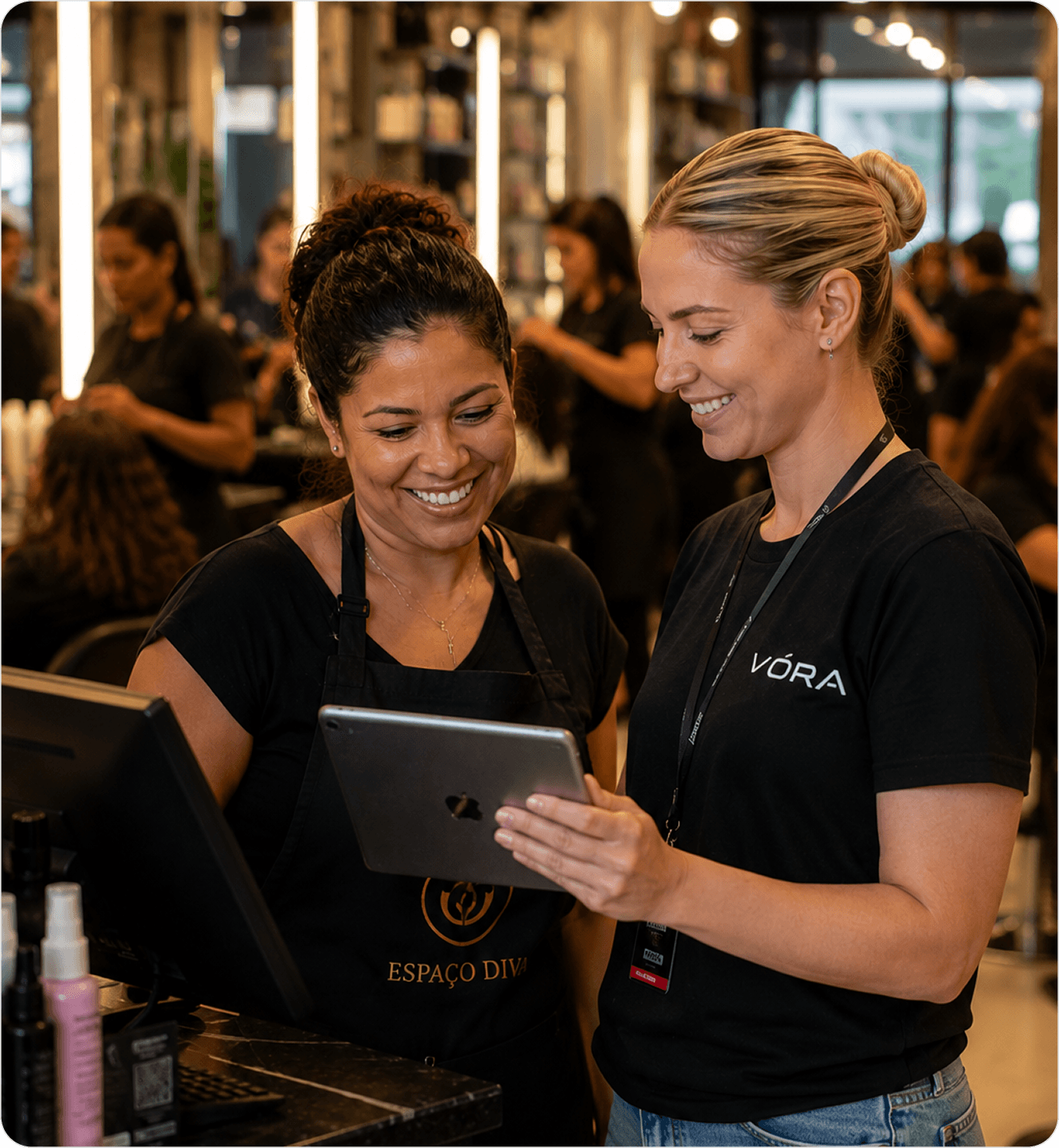 Equipe de suporte VÓRA ajudando uma empresa parceira